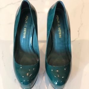 Pour La Victoire Irina emerald green platform pump